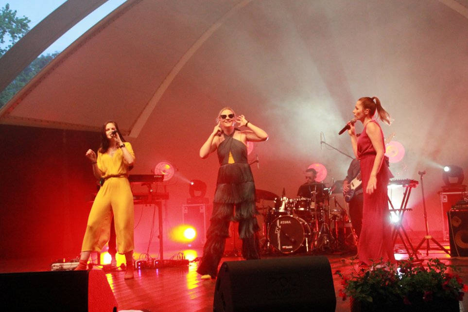 Fragment występu zespołu "Frele"